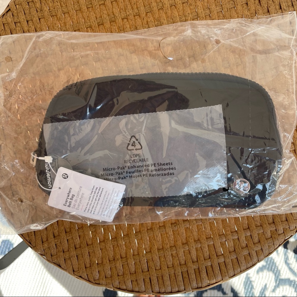 NEW Lululemon Everywhere Belt Bag Black One Size NWT - Picture 2 of 6